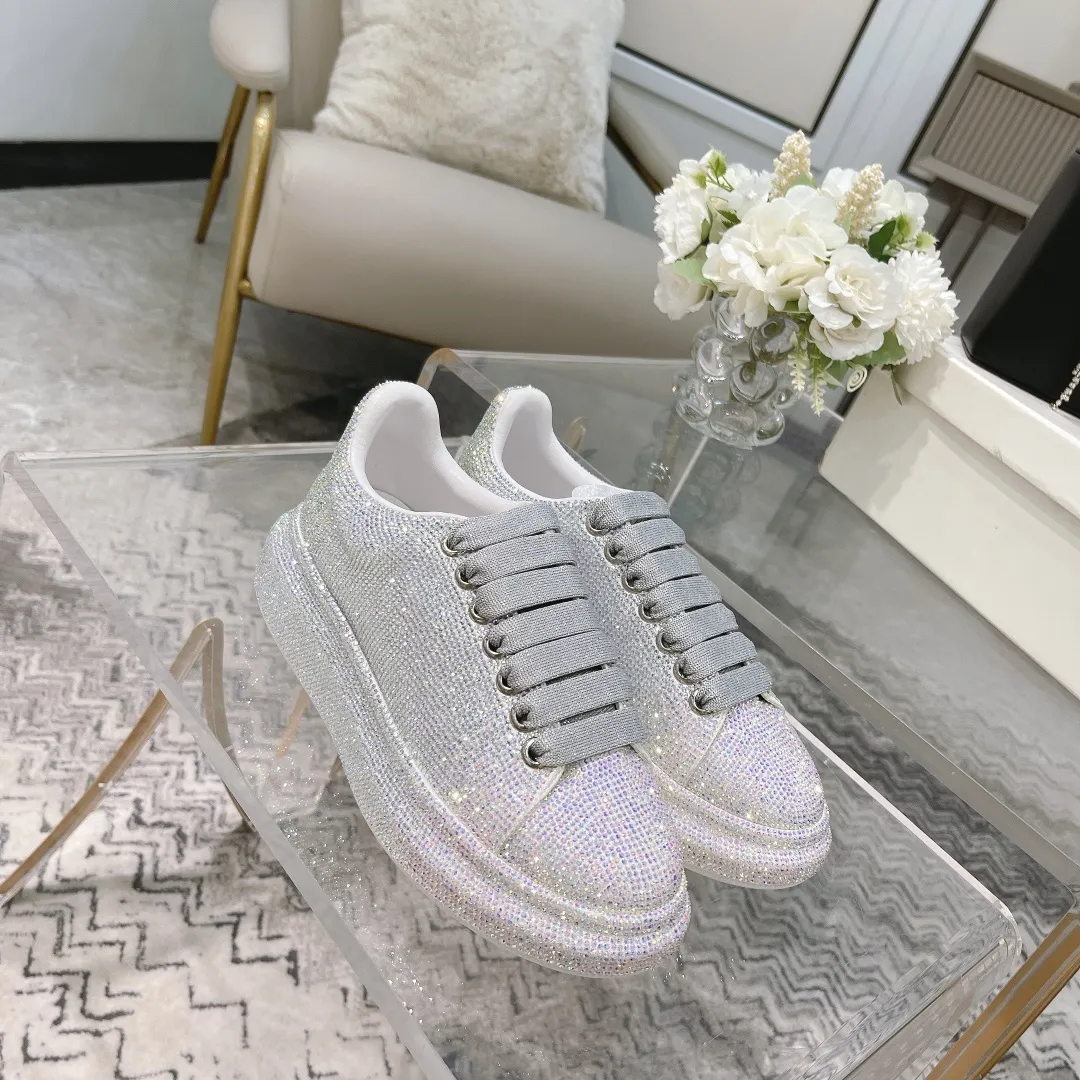 👟👟Ex-factory price 560👟👟 Men's size +10 2025SS McQueen crystal inlaid large and small diamond casual shoes counter original 1:1 production Fabric: imported silk velvet + imported Czech diamonds Lining: sheepskin lining Code number: 35-41 Male 39/44